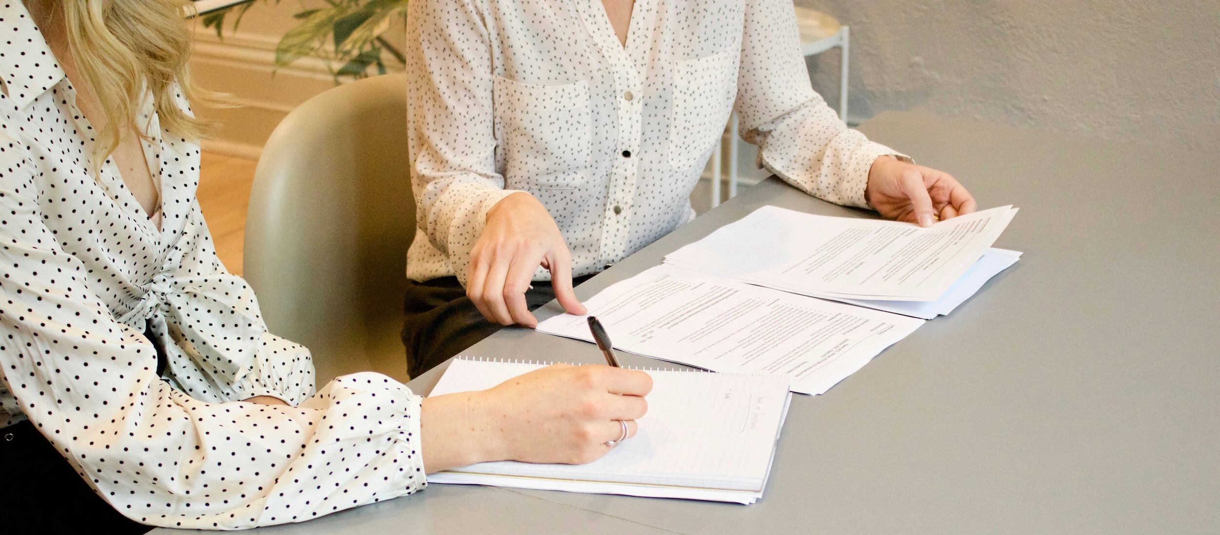 gabrielle-henderson-HJckKnwCXxQ-unsplash2 Signing contracts